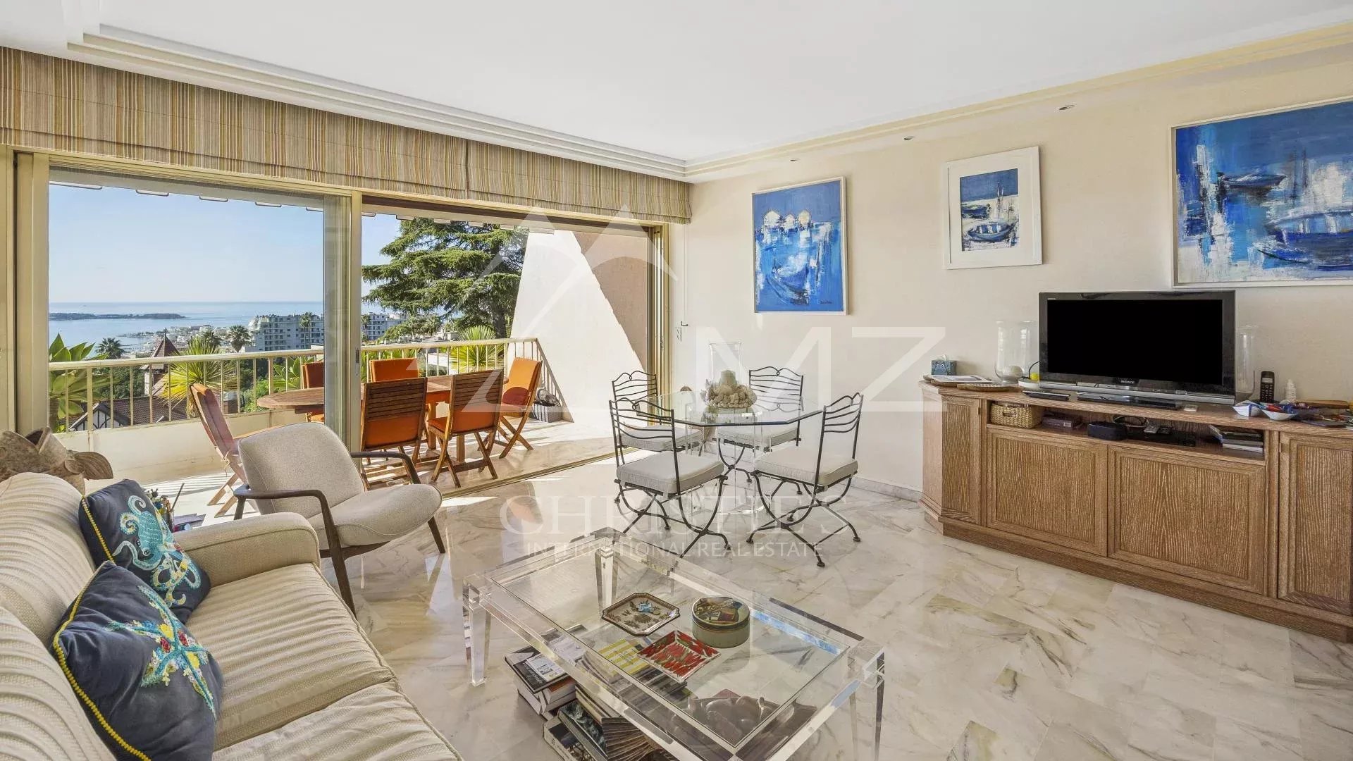 Salon lumineux avec vue mer, terrasse et mobilier moderne à Cannes.