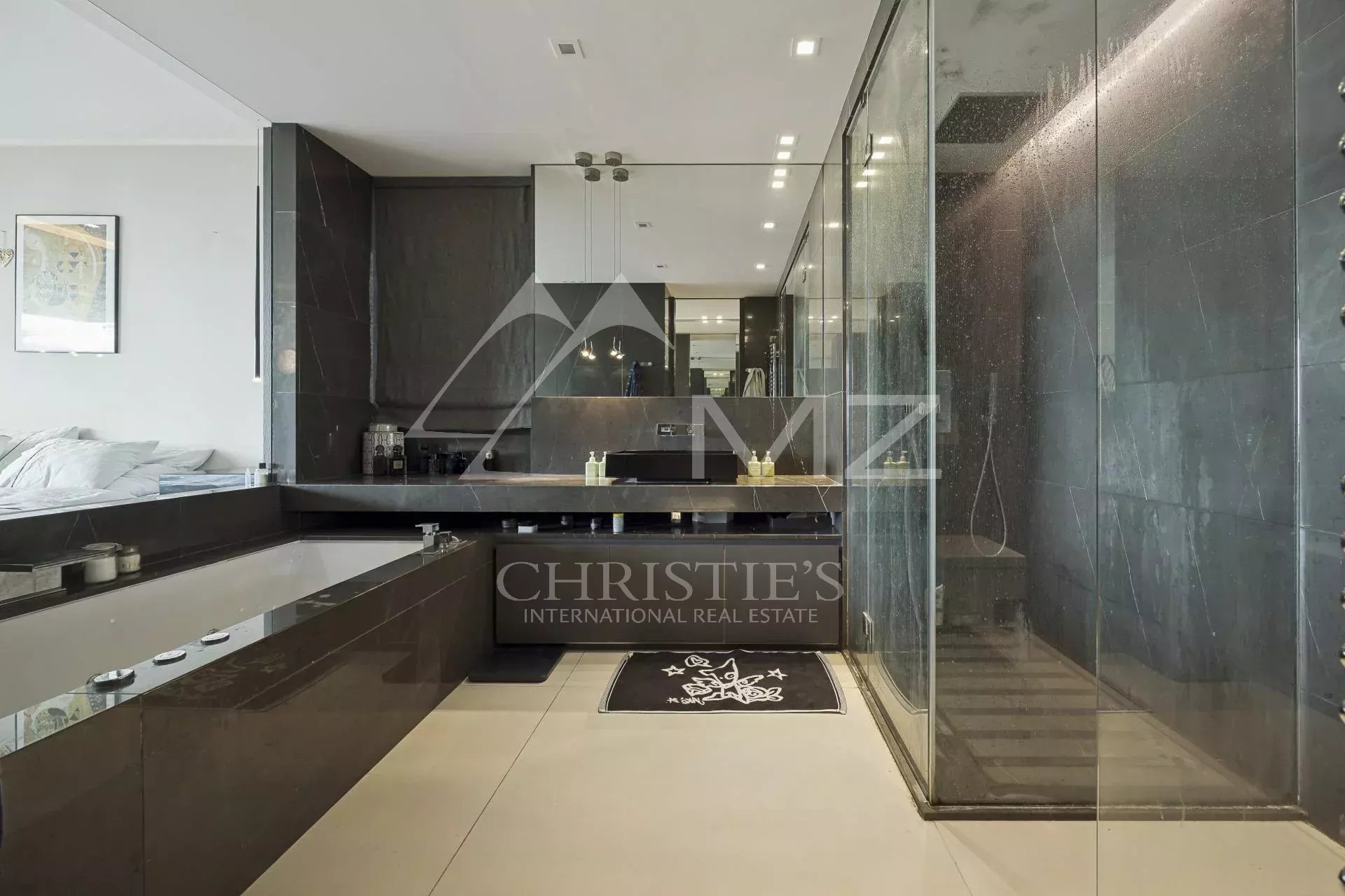 Bathroom of a contemporary apartment in Cannes Modern bathroom with glass shower and minimalist decor in a contemporary apartment.