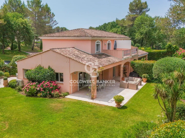 Villa in a private field with view of golf