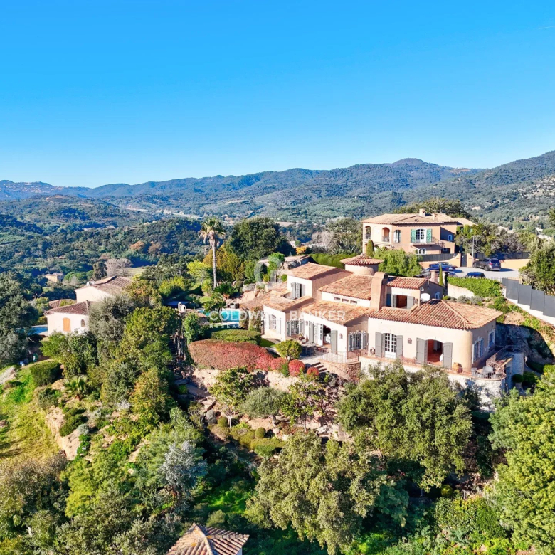 SUR LE PORT DE CAVALAIRE: VILLA DE CARACTÈRE RÉNOVÉE AVEC PI