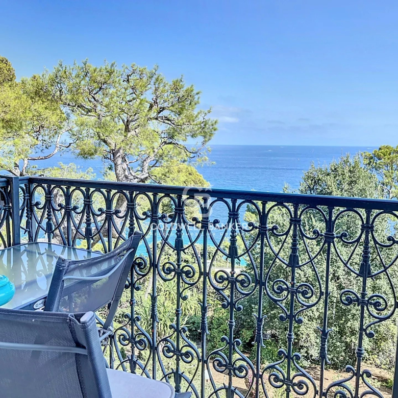 Cannes Pointe Croisette – Appartement bourgeois rénové et meublé avec balcon