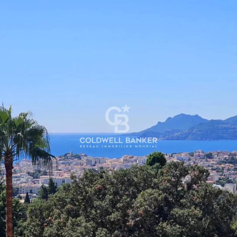 VILLA DANS UN DOMAINE PRIVÉ AVEC VUE SUR GOLF