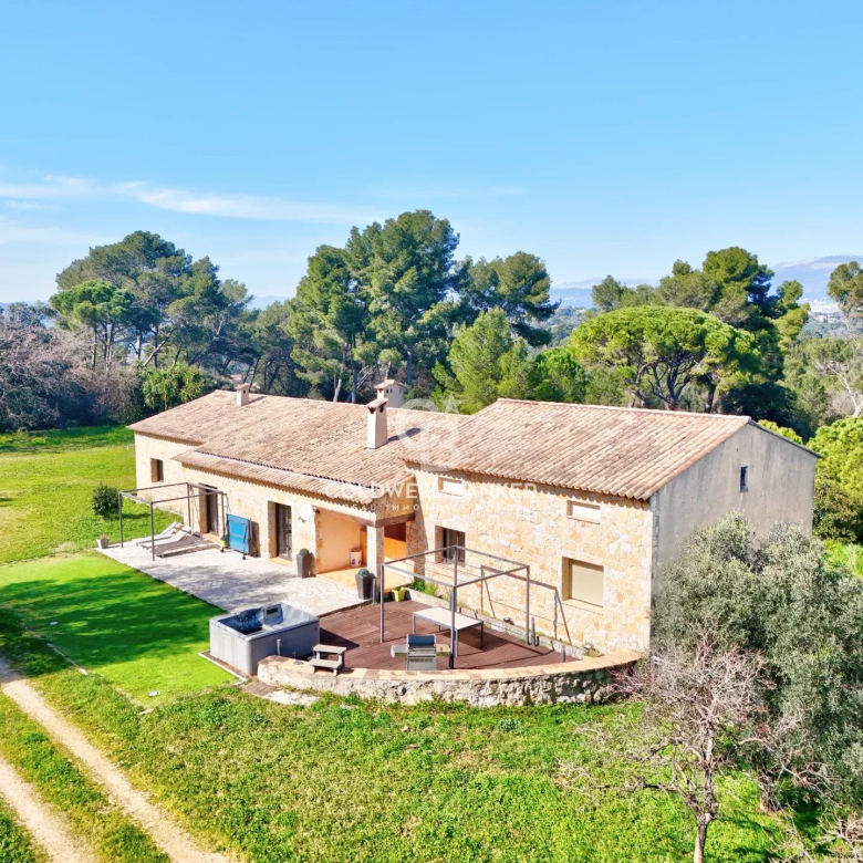 Vue unique et spectaculaire sur l’Estérel à 180 °