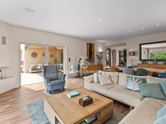 VILLA DANS UN DOMAINE SÉCURISÉ