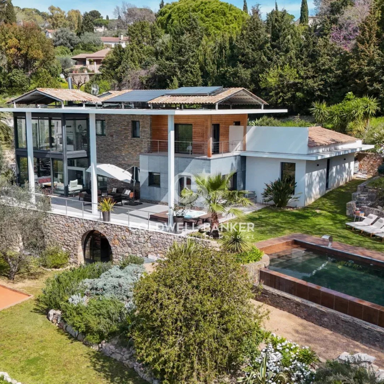 Magnifique propriété avec une vue dégagée sur la mer