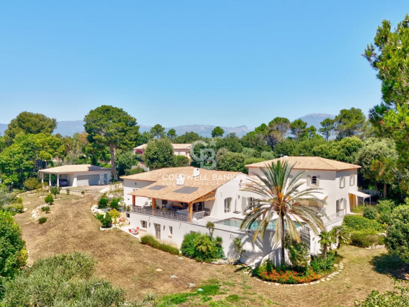 Magnifique propriété avec une vue dégagée sur la mer