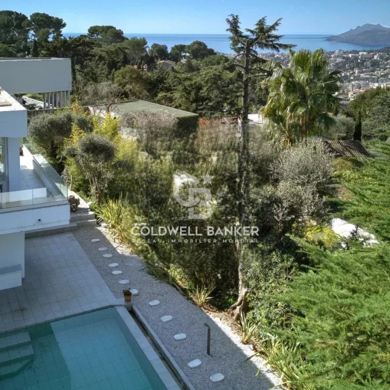 EXCLUSIVE – PRICE REDUCTION – SPACIOUS PROVENÇAL VILLA WITH POOL AND OUTBUILDINGS