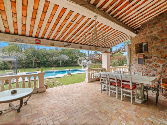 EXCLUSIVE – PRICE REDUCTION – SPACIOUS PROVENÇAL VILLA WITH POOL AND OUTBUILDINGS