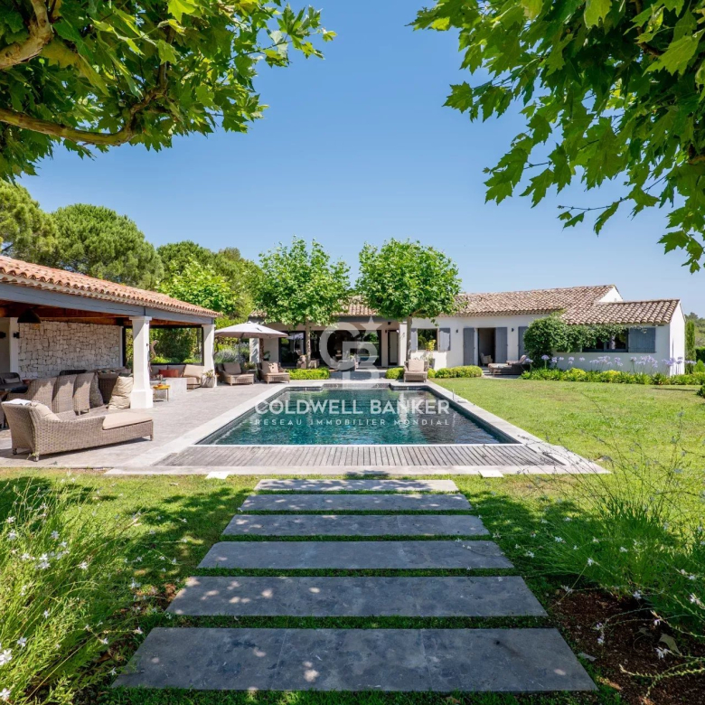 Proche Saint-Paul de Vence – Luxueuse villa au sein d’un domaine fermé