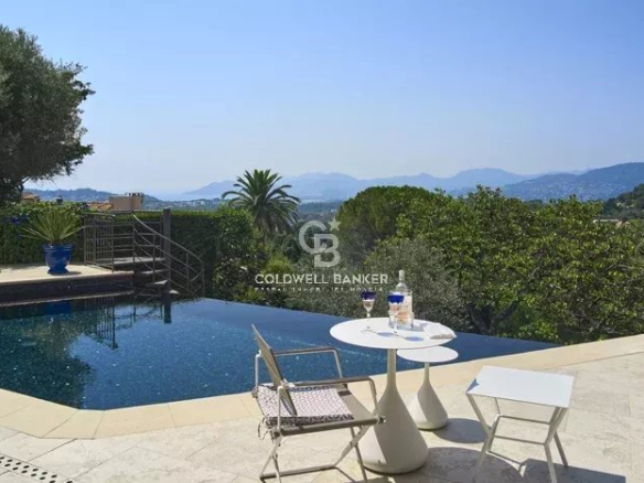 UNIQUE – LOCATION MEUBLÉE À L’ANNÉE – VILLA 5 CHAMBRES AVEC VUE MER PANORAMIQUE