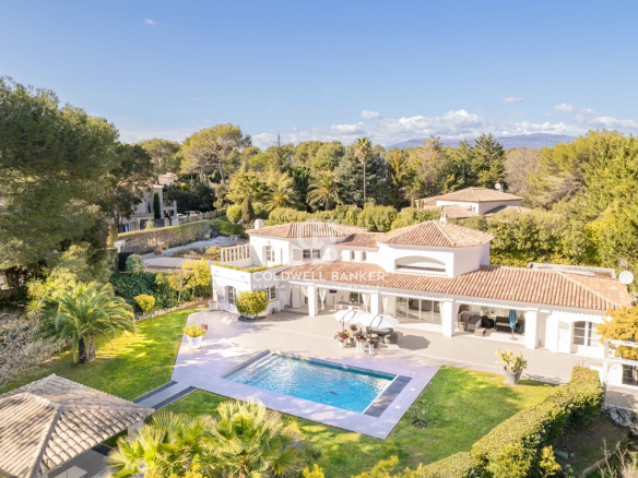 Belle propriété propriété située dans un domaine gardienné