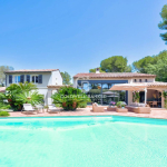 Superb renovated villa located in a quiet area