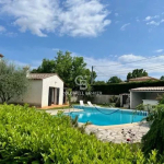 Belle villa provençale sur un terrain plat et arboré