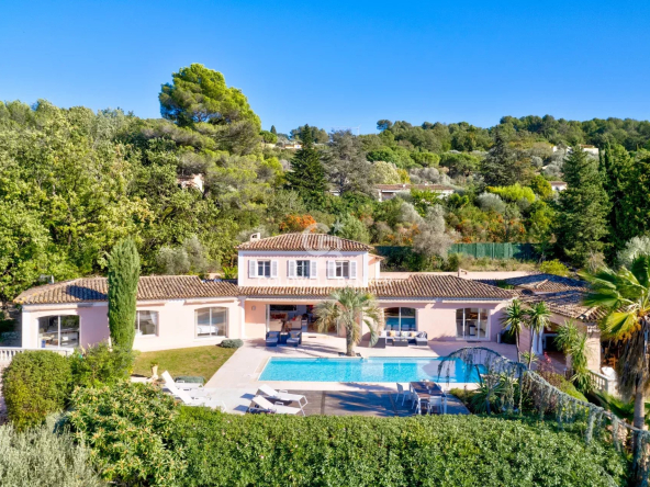 Jolie villa au calme absolu avec vue panoramique