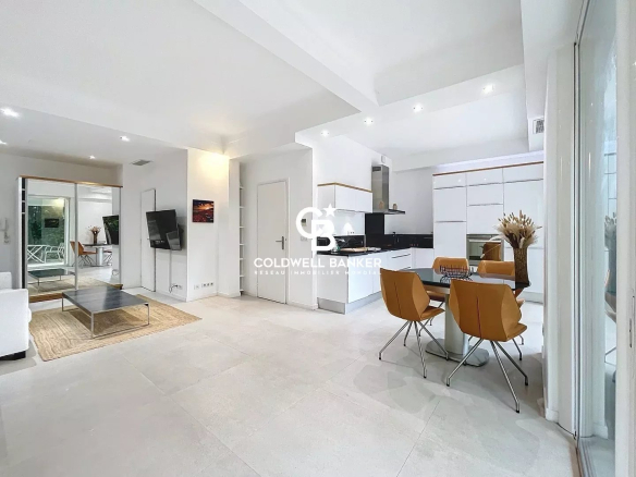 Cannes Pointe Croisette – Appartement rénové et meublé, à pied des plages, avec garage