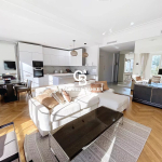 Cannes Pointe Croisette – Appartement bourgeois rénové et meublé avec balcon