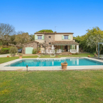 MOUGINS – À PIED DE L’ÉTANG DE FONTMERLE ET DU GOLF – MAGNIFIQUE BASTIDE PROVENÇALE À RAFRAÎCHIR