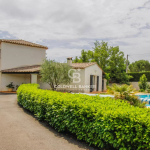 Belle villa provençale sur un terrain plat et arboré