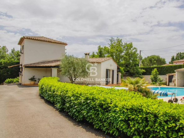 Beautiful Provençal villa on flat, wooded land