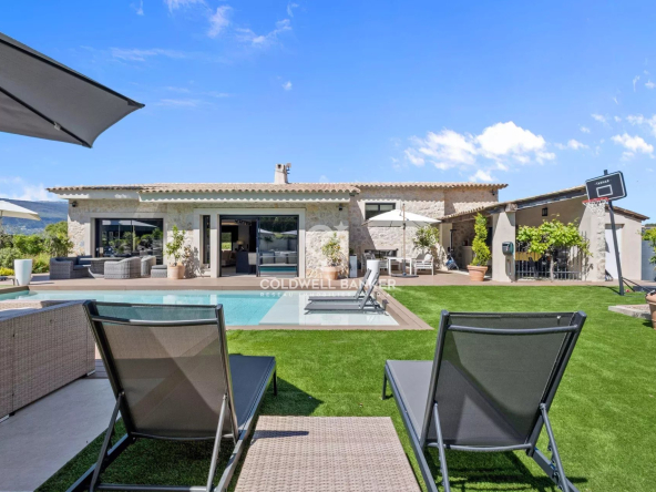 Luxurious property with view and absolute calm