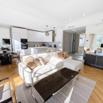 Cannes Pointe Croisette – Appartement bourgeois rénové et meublé avec balcon