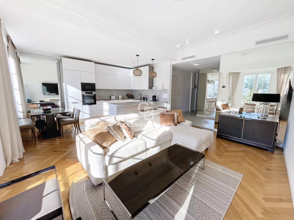 Cannes Pointe Croisette - renovated and furnished bourgeois apartment with balcony