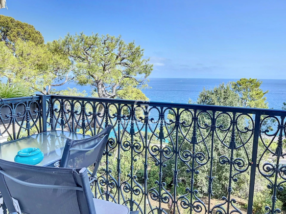 Bourgeois apartment sea view