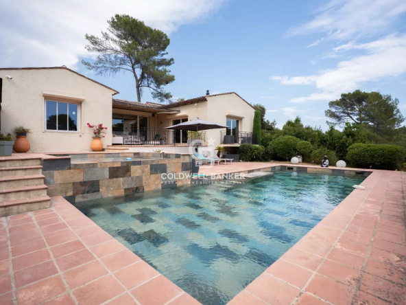 VILLA DANS UN DOMAINE SÉCURISÉ