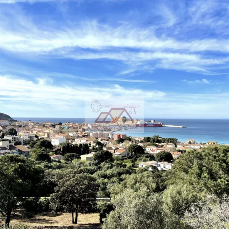 SPLENDID 8-ROOM VILLA WITH POOL AND GARAGE