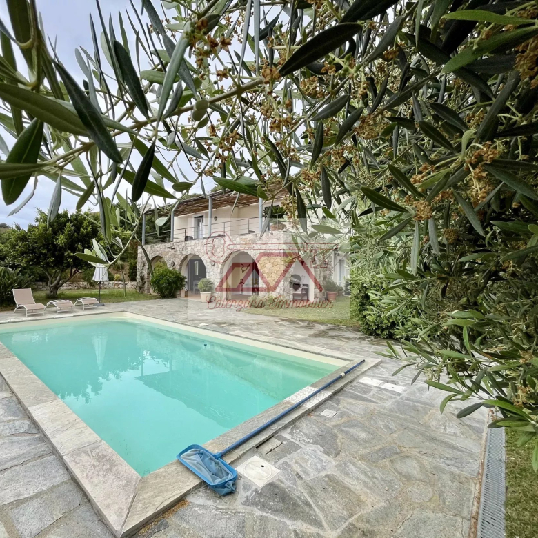 Calenzana – Charmante villa T5 avec dépendances, piscine et forage.