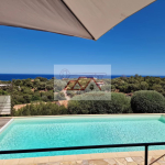 Belle villa de type 5 avec piscine et vue panoramique sur la mer.