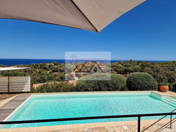 Beautiful type 5 villa with swimming pool and panoramic sea view.
