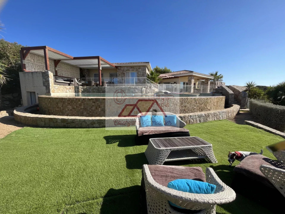 Majestueuse villa avec piscine – vue panoramique sur la mer