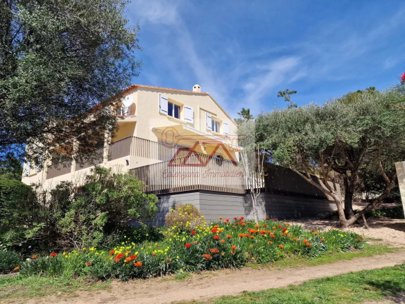 SPLENDID T8 VILLA WITH POOL AND GARAGE