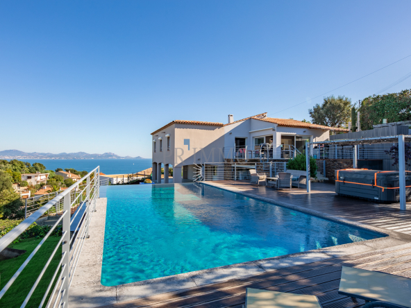 Splendid modern villa with sea views Issambres