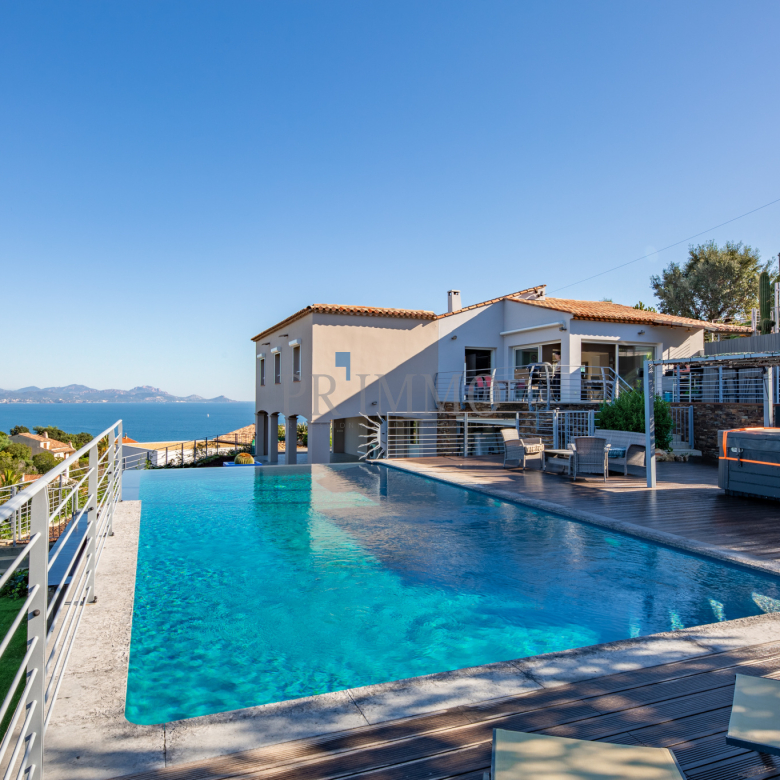 SPLENIDE VILLA SITUEE A CASCADA DE CAMOJAN, MARBELLA