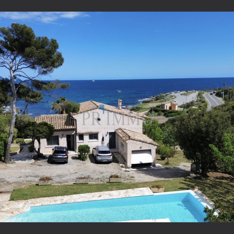 Propriété en bord de mer avec jardin