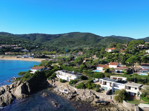 Rare waterfront property in Saint-Aygulf