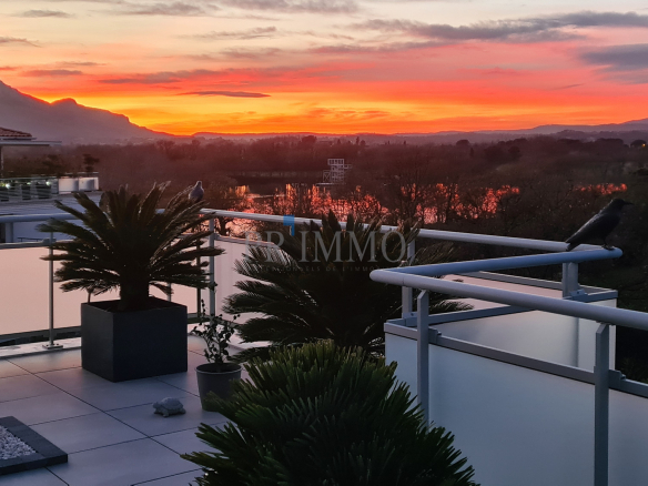 EXCLUSIVE – Rooftop villa: 105m2 of luxury and terrace