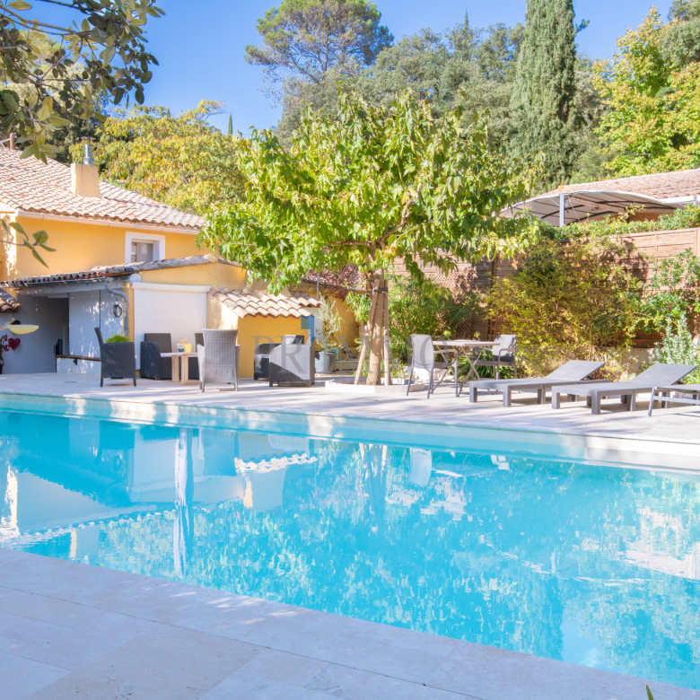 COTIGNAC – Iconique Villa d’Architecte : Panorama à 180o et