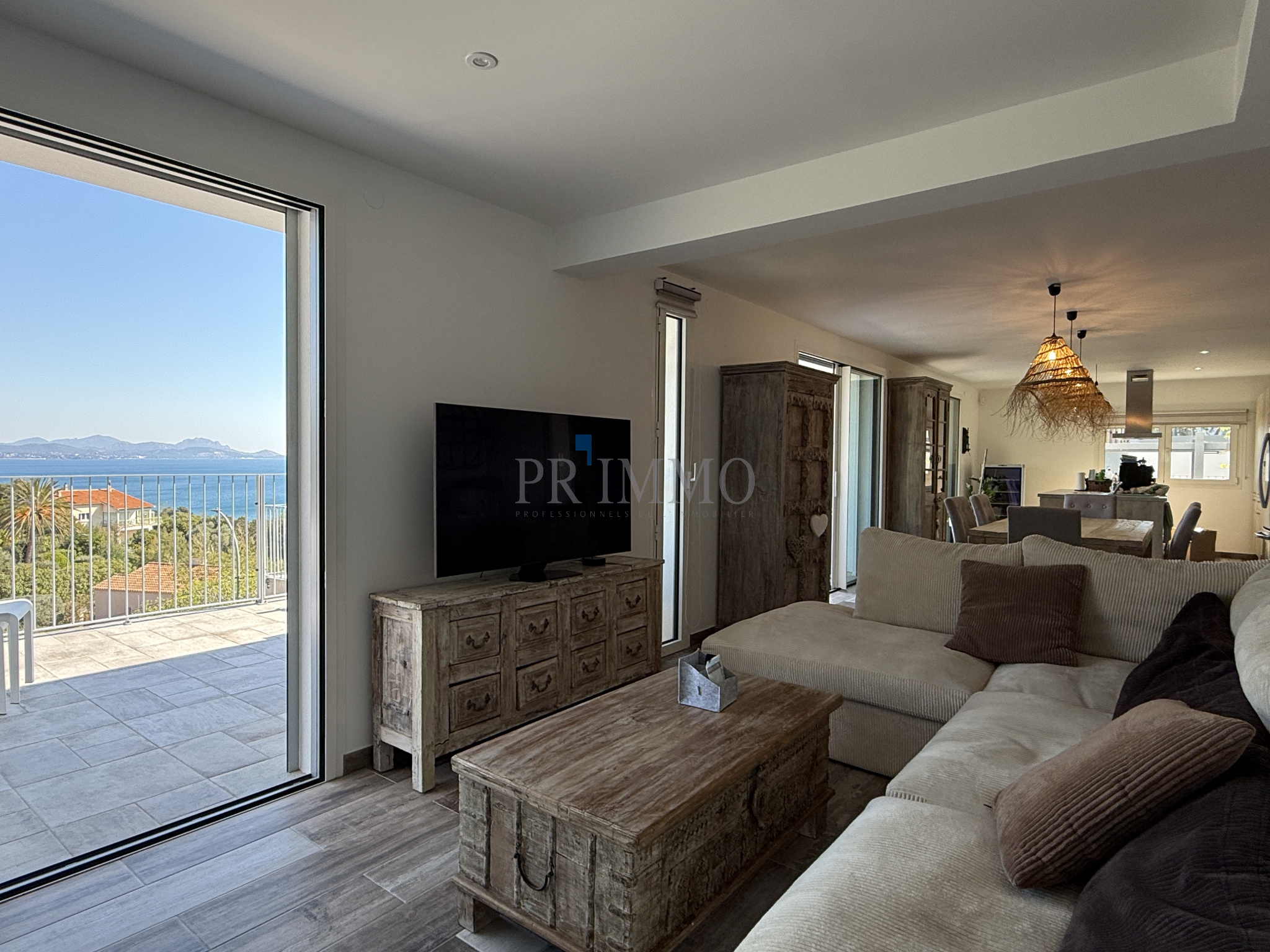 photo_aee8a272608368f94229098b4f5c7513