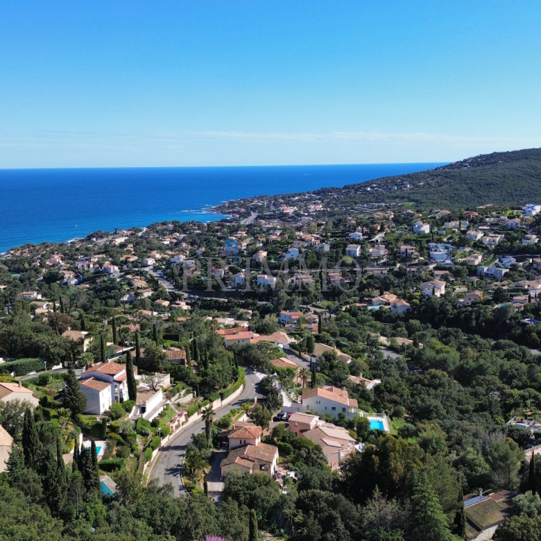 Villa with sea view, swimming pool, pool house and pétanque court