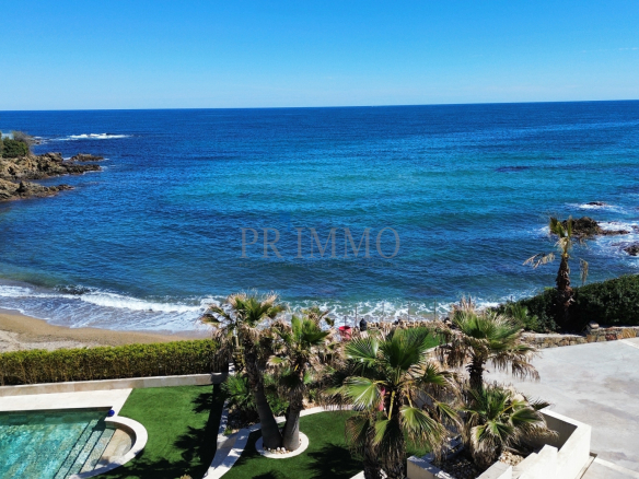 Saint-Aygulf — Exceptional beachfront villa facing the