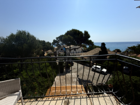 House with grocery store, steps from the beach