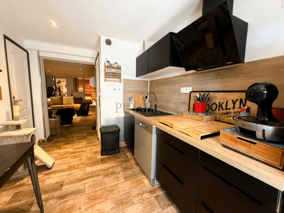 Modern kitchen in a house with integrated grocery store in Roquebrune-sur-Argens.