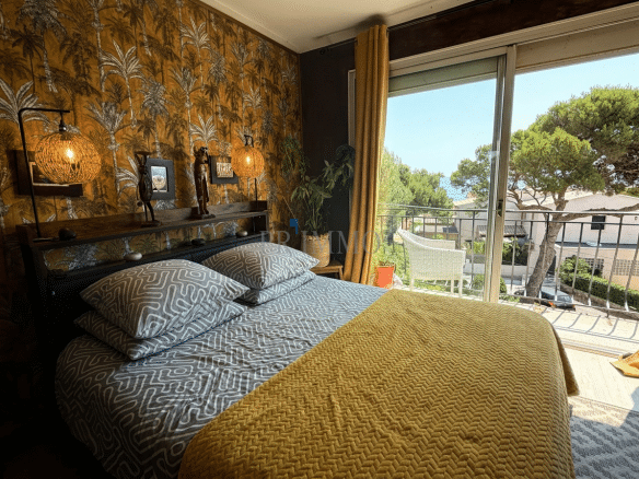 Room with sea view, double bed and warm decor.