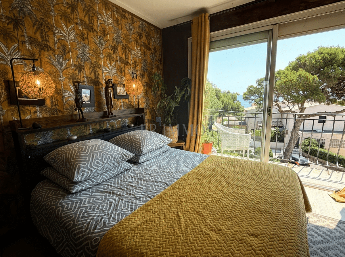 Room with sea view Room with sea view, double bed and warm decor.