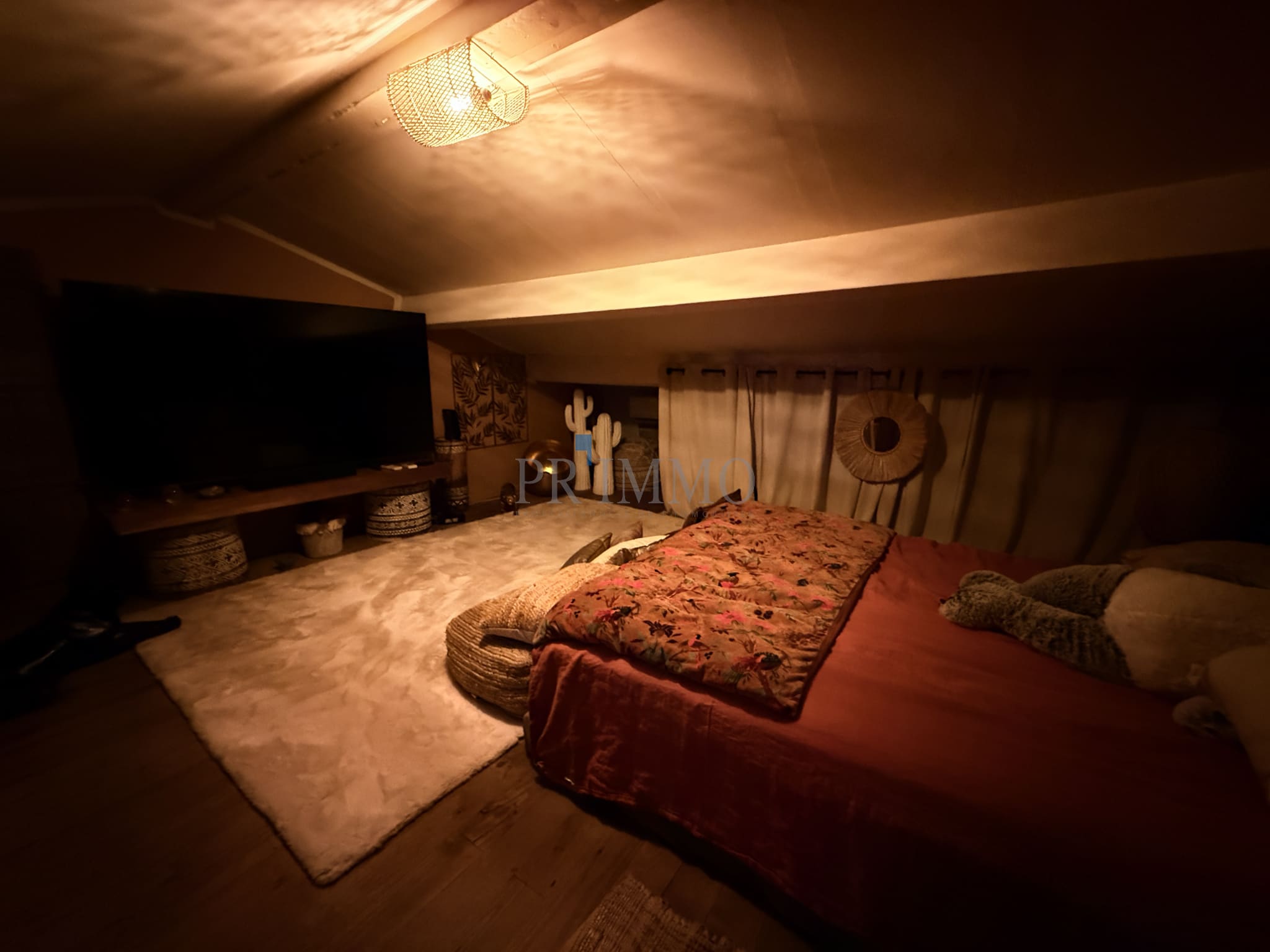 Attic room Modular attic room in a house with integrated grocery store in Roquebrune-sur-Argens.