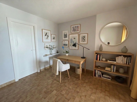 Bureau lumineux avec une décoration moderne, étagère et miroir, dans une villa aux Issambres.
