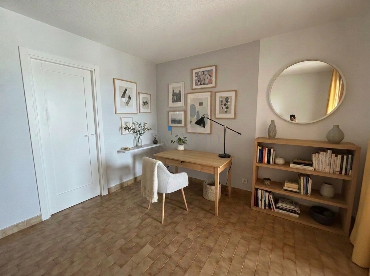 Bureau lumineux avec une décoration moderne, étagère et miroir, dans une villa aux Issambres.